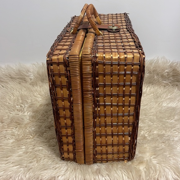 Cute vintage wicker picnic basket with reusable plates - Picture 5 of 9
